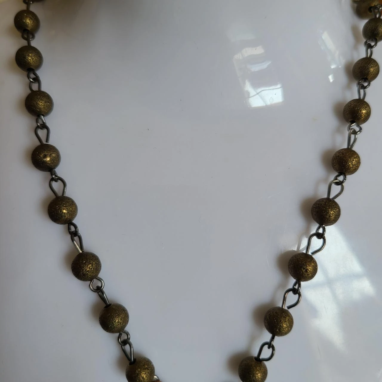 Collar en cadena de metal bronce y perlas marrones con colgante de flores PA587 – photo 2